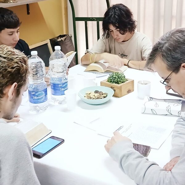 CHICOS LEYENDO EN CLASE